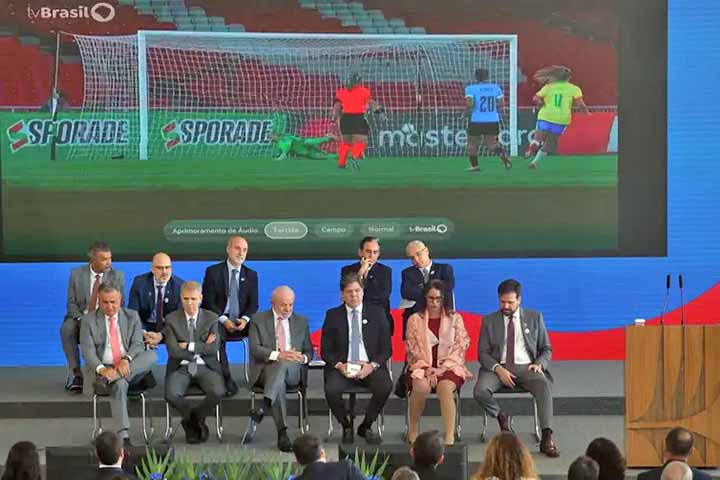 Outro avanço previsto é a personalização da experiência. O sistema permitirá ajustar, por exemplo, o volume da narração esportiva em relação ao som da torcida.

