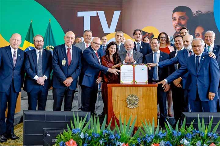 O decreto foi assinado pelo Presidente da República, Luiz Inácio Lula da Silva, no dia 27 de agosto de 2025. 
