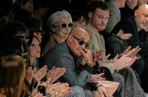 Meryl Streep e Stanley Tucci gravam cenas de O Diabo Veste Prada 2 na semana de moda de Milão, em desfile da Dolce & Gabbana