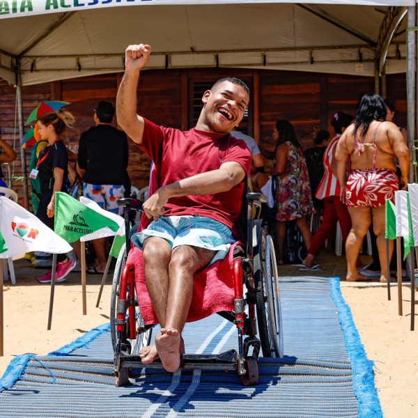 FORTALEZA, CEARÁ,  BRASIL- 27.09.2025: Igor Mesquita - Gestão de Políticas Públicas, Coordenador do cpl_nacional_deficienciafisica.. A Empresa de Transporte Urbano de Fortaleza (Etufor) realiza neste sábado (27/9), às 9h, na Praia de Iracema, um passeio dos beneficiários do Cartão Gratuidade à Praia em parceria com o projeto Praia Acessível, do Governo do Ceará em parceria com a Secretaria do Turismo da Prefeitura Municipal de Fortaleza.(Daniel Galber/Especial para O POVO)