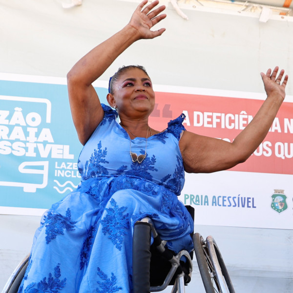 FORTALEZA, CEARÁ,  BRASIL- 27.09.2025: Reginaldo Batista, 47 - bailarina. A Empresa de Transporte Urbano de Fortaleza (Etufor) realiza neste sábado (27/9), às 9h, na Praia de Iracema, um passeio dos beneficiários do Cartão Gratuidade à Praia em parceria com o projeto Praia Acessível, do Governo do Ceará em parceria com a Secretaria do Turismo da Prefeitura Municipal de Fortaleza.(Daniel Galber/Especial para O POVO)