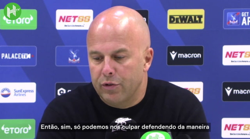 Invencibilidade do Liverpool acaba e Slot culpa erro defensivo pelo gol no fim