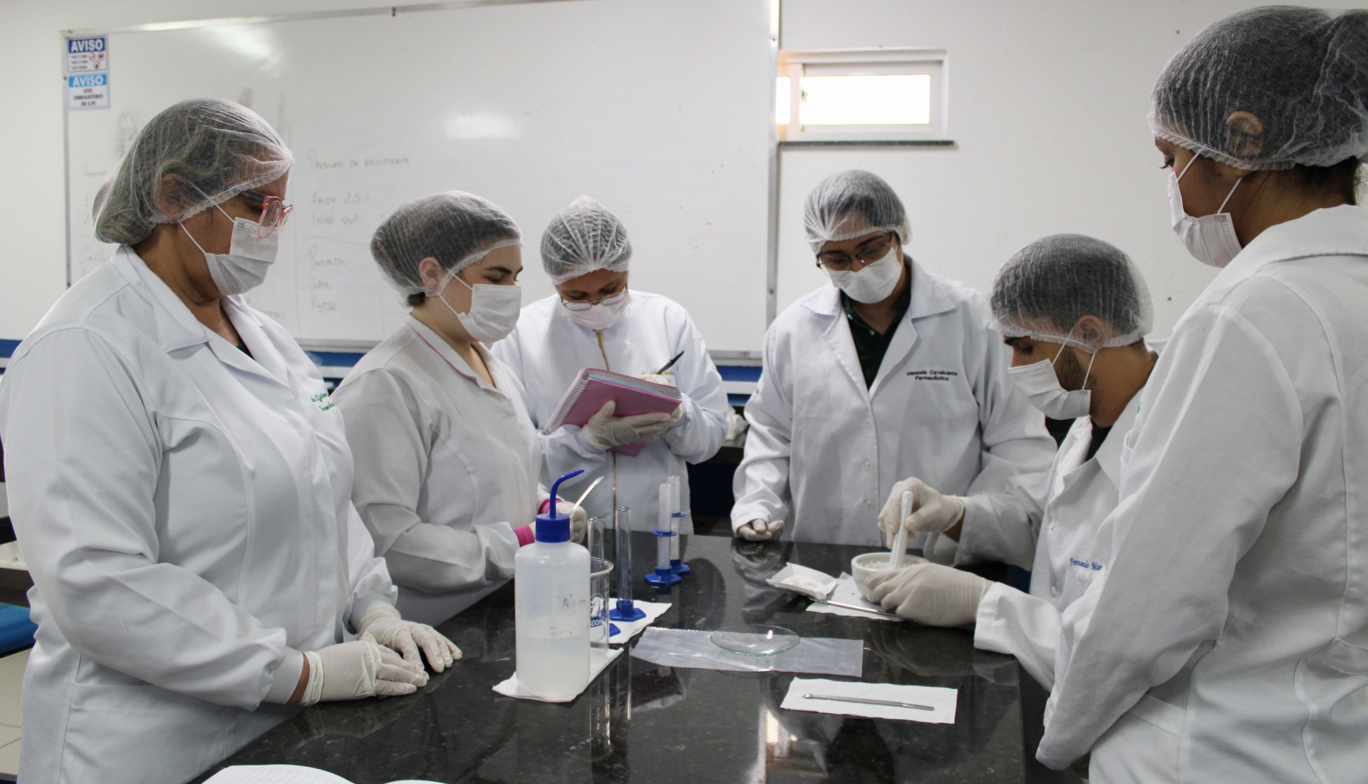 Do ponto de vista acadêmico, a UniAteneu desenvolve um modelo de ensino in class, on-line e hands-on, de forma interativa e colaborativa