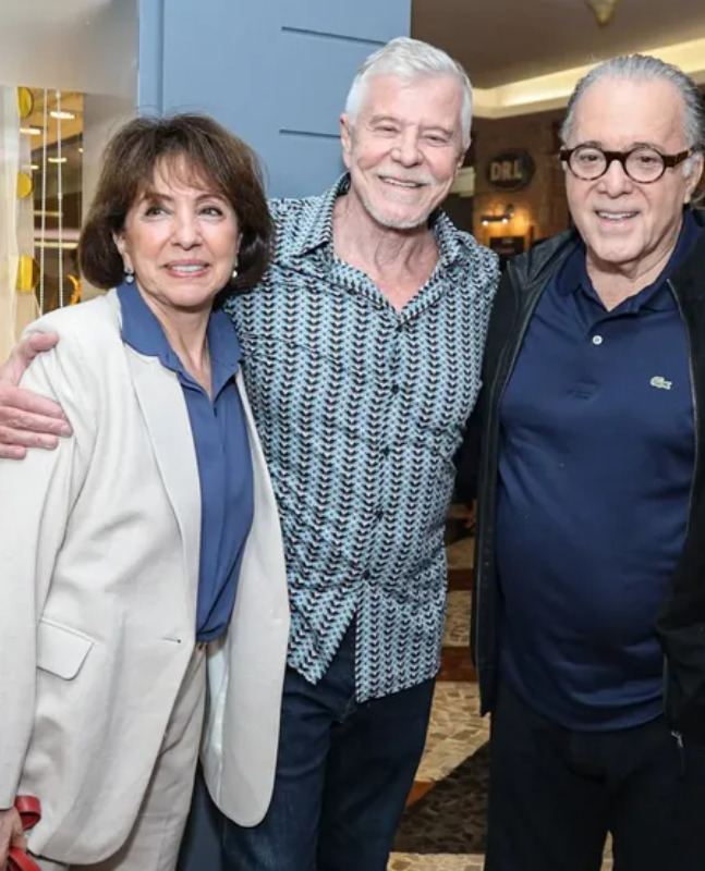 Diversas estrelas da TV prestigiaram a estreia do espetáculo, como o ator Tony Ramos e a esposa Lidiane Barbosa, Jonas Bloch, Helena Fernandes e Zezé Polessa, entre outros.
