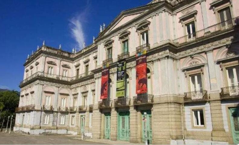 A exposição especial, encerrada em agosto, marcou a retomada da instituição. Entre os destaques estavam o meteorito Bendegó, que resistiu ao incêndio, e o esqueleto de uma baleia cachalote de 15,7 metros. Fragmentos do crânio de Luzia, o fóssil humano mais antigo das Américas, também compuseram o acervo exibido.

