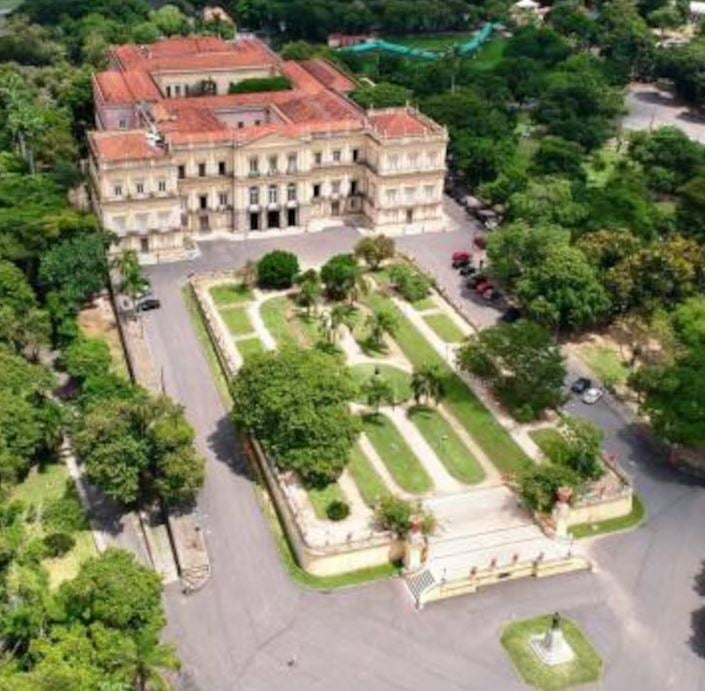 O mês de setembro marca sete anos do incêndio do Museu Nacional, no Rio de Janeiro, e que destruiu grande parte do acervo. Reaberto parcialmente em julho de 2025, o espaço voltou a receber visitantes com a exposição 