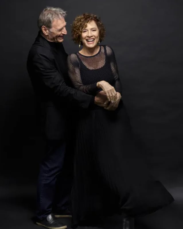 A comédia romântica estreou no dia 18 de setembro de 2025 no Teatro Vannucci, no Rio de Janeiro, e acompanha o fim do casamento de Mauro e Júlia após 35 anos. O espetáculo mostra os desafios de suas novas vidas, além da frustração de não seguir os ideais de matrimônio da geração anterior.
