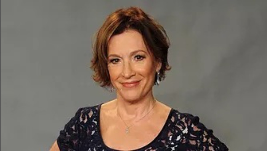 Após se formar, deu aulas, mas seu interesse pelas artes se intensificou. Fez curso de teatro para obter sua carteira de atriz. Antes mesmo de concluir o curso, foi percebida por diretores de TV durante uma apresentação e convidada para apresentar um programa infantil/educacional na TV Cultura.
