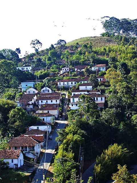 Engenheiro Paulo de Frontin se situa às margens de uma ferrovia, a Linha do Centro da antiga Estrada de Ferro Central do Brasil. Por lá, no trecho de subida pela Serra do Mar, é possível apreciar uma bela vista da região do Vale do Café.