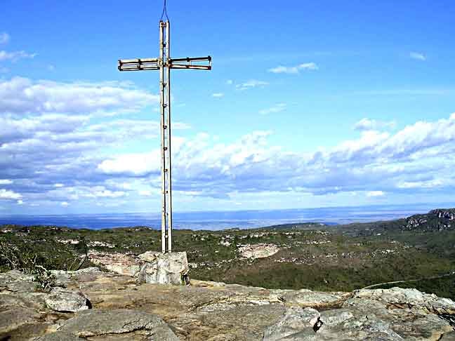 A fundação de Salvador atraiu colonos, e o Recôncavo se desenvolveu com as plantações de cana-de-açúcar. Outras regiões, como a Chapada Diamantina, foram povoadas com a descoberta de ouro e diamantes no século XVII. 