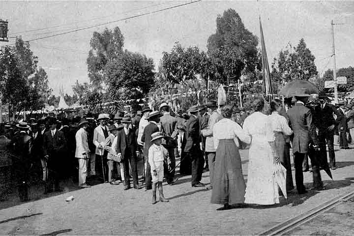 Mais tarde, em 1943, passou a chamar-se Soledade de Rodeio, e, três anos depois, Engenheiro Paulo de Frontin. Foi uma homenagem ao responsável pela duplicação da linha férrea, especialmente pelo Túnel 12 ou Túnel Grande.