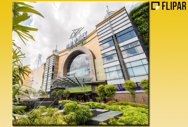 Finalizado em 1999, é um complexo composto por uma torre com 30 escritórios e um shopping de cinco andares, incluindo dois hotéis com mais de 640 quartos. 