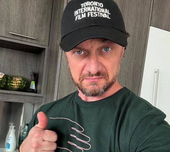 Ele estava de passagem na cidade para lançar California Schemin, seu primeiro longa como diretor.