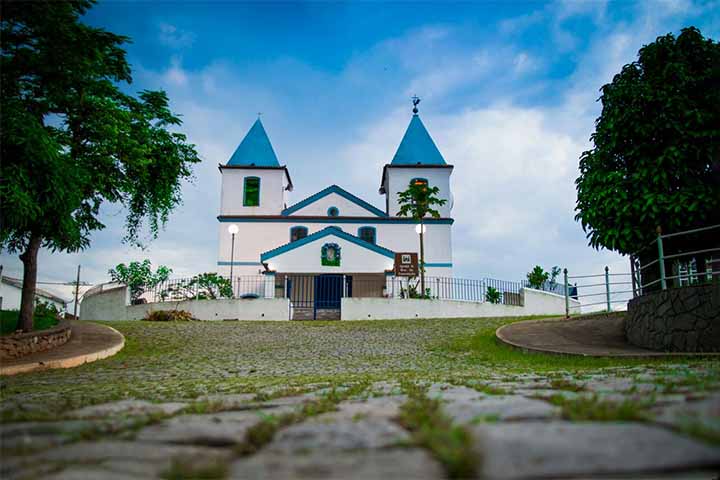 Datada de 1715 esta igreja, localizada em Sacra Família do Tinguá, é conhecida como a mais antiga da região,  perfeita para os amantes da Natureza, já que é rodeada por belos trechos de Mata Atlântica original.