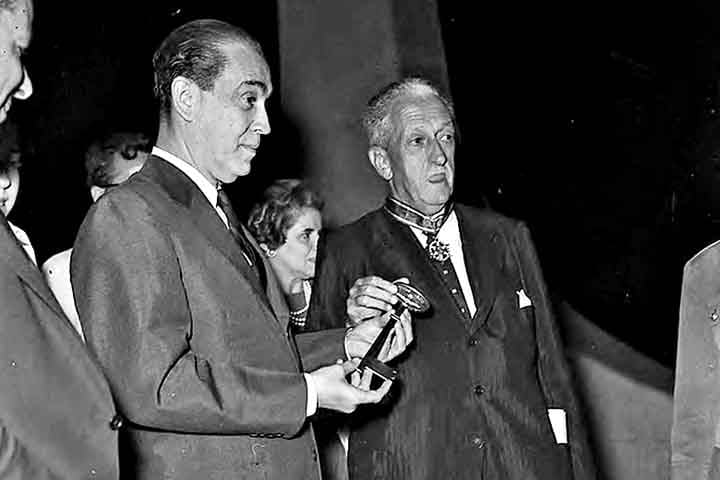 A configuração do território brasileiro passava por divisões e mudanças, o que inclui a criação de cinco Territórios Federais na década de 1940 e a mudança da capital para o Centro-Oeste em 1960, o que impactou o mapa administrativo do país. 