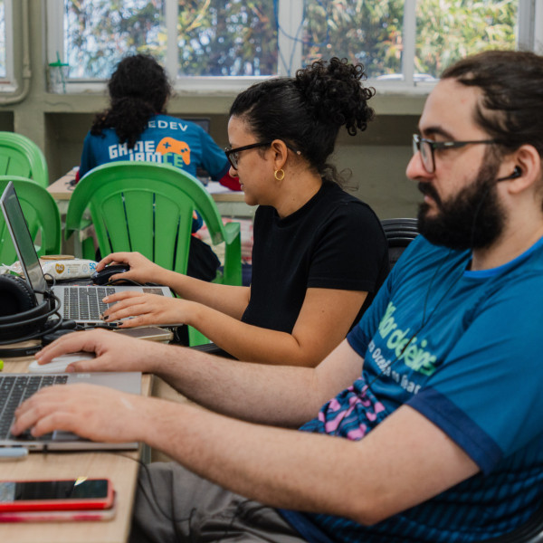 FORTALEZA, CEARÁ, BRASIL, 28-09-2025: 1ª Game Jam CE, imersão para criação de jogos eletrônicos com a temátima sobre oceanos e meio ambiente, realizada no campus Labomar. Na foto, Dálete Cavalcante, 30, fonoaudiologa e  Gabura, 34, professor de cultura digital . (Foto: Fernanda Barros/ O Povo)
