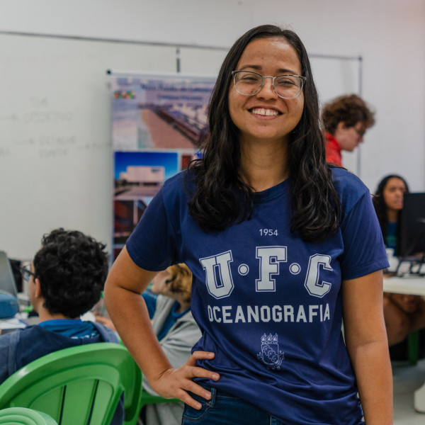 FORTALEZA, CEARÁ, BRASIL, 28-09-2025: 1ª Game Jam CE, imersão para criação de jogos eletrônicos com a temátima sobre oceanos e meio ambiente, realizada no campus Labomar. Na foto, Rose Moura, 29, estudante de oceanografia e bolsista do PET. (Foto: Fernanda Barros/ O Povo)