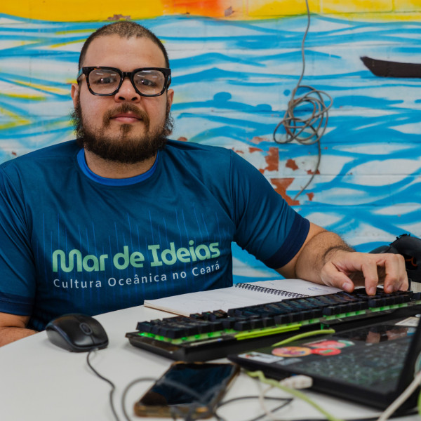 FORTALEZA, CEARÁ, BRASIL, 28-09-2025: 1ª Game Jam CE, imersão para criação de jogos eletrônicos com a temátima sobre oceanos e meio ambiente, realizada no campus Labomar. Na foto, Gabriel Gabas, 37, desenvolvedor de jogos . (Foto: Fernanda Barros/ O Povo)