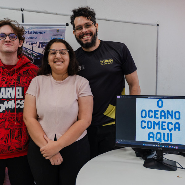 FORTALEZA, CEARÁ, BRASIL, 28-09-2025: 1ª Game Jam CE, imersão para criação de jogos eletrônicos com a temátima sobre oceanos e meio ambiente, realizada no campus Labomar. Na foto, Felipe Vieira, 19, estudante,  Rômulo Jardim, 34, professor da cultura digital CCBJ, e  Isabele Carvalho Silva, 26, sound designer. (Foto: Fernanda Barros/ O Povo)