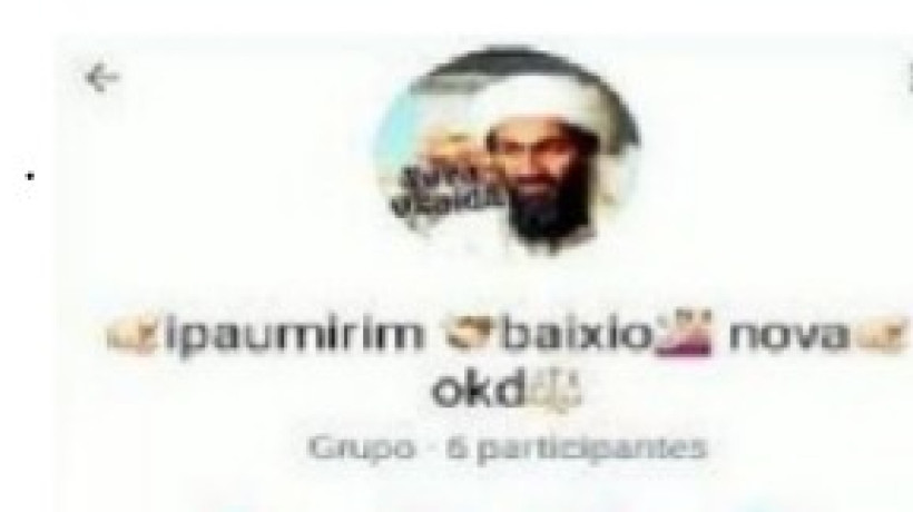 A facção Nova Okaida usa imagens de Osama Bin Laden,  líder e fundador da Al-Qaeda, organização terrorista que efetuou atentados contra os Estados Unidos 