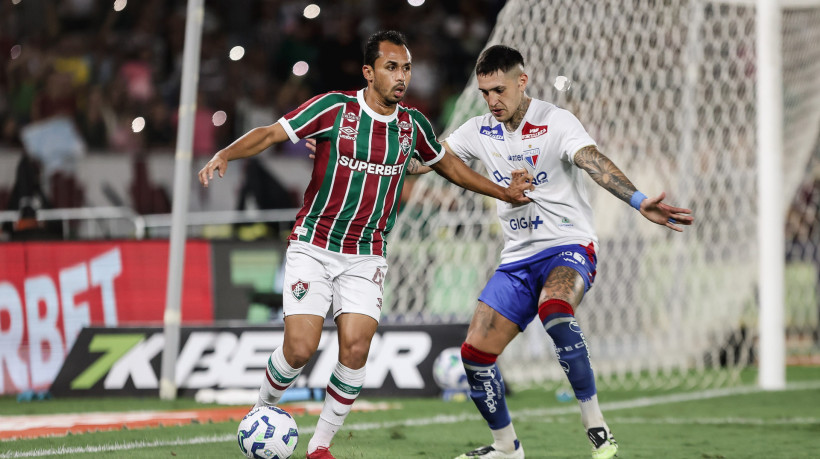 Lima e Gastón Ávila disputam lance no jogo Fluminense x Fortaleza, no Maracanã, pelo Campeonato Brasileiro Série A 2025