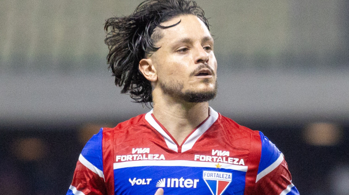 Meia Lucas Crispim no jogo Fortaleza x Vit&oacute;ria, no Castel&atilde;o, pelo Campeonato Brasileiro S&eacute;rie A 2025