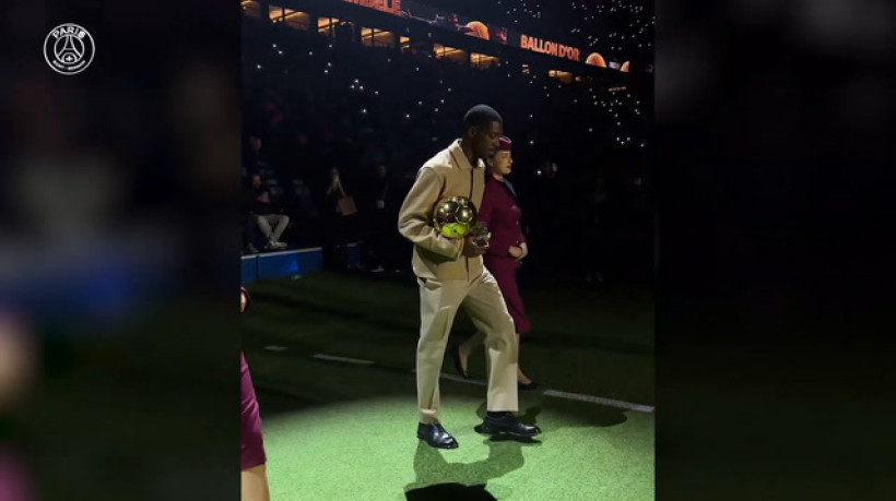 Dembélé apresenta a Bola de Ouro no Parque dos Príncipes
