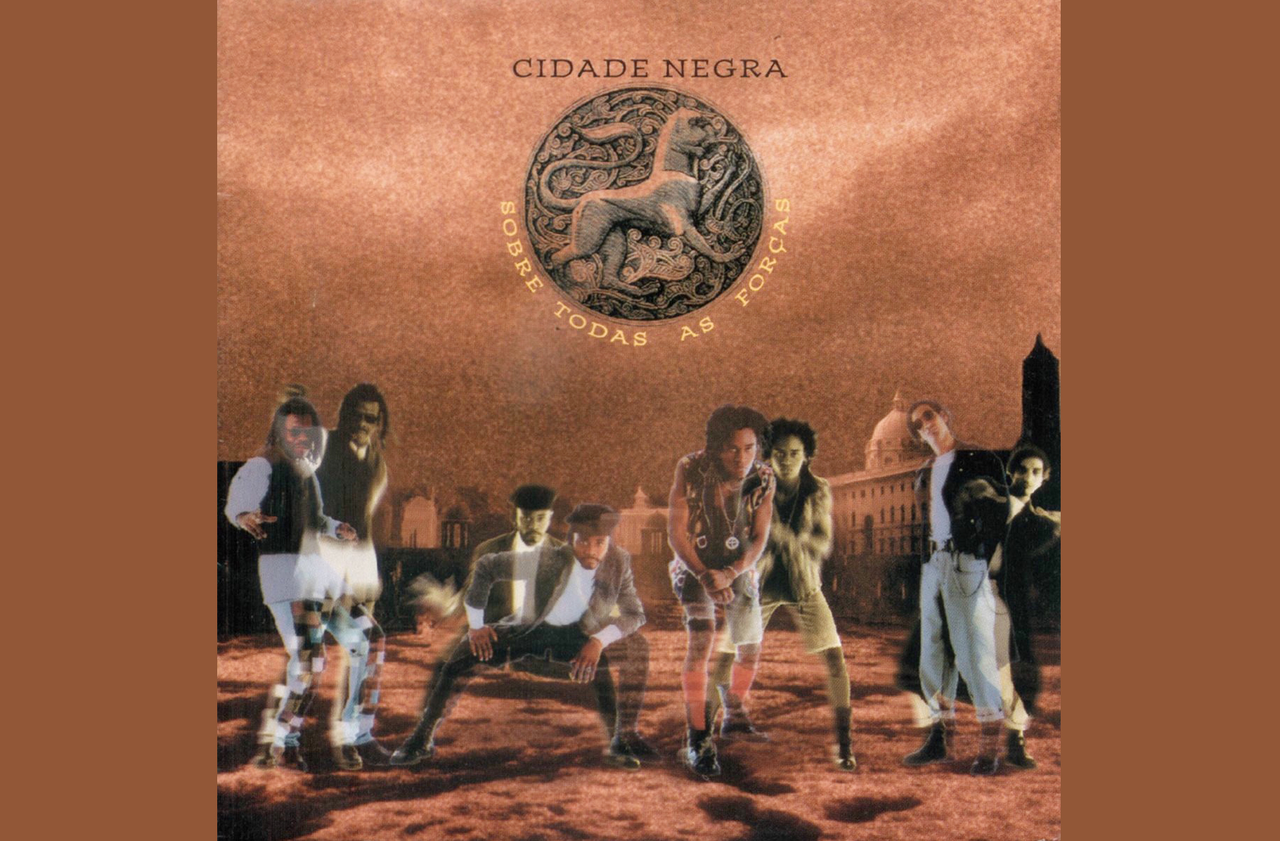 O álbum Sobre Todas as Forças (1994) vendeu 800 mil cópias e trouxe sucessos como “Pensamento”, “Doutor” e “Aonde Você Mora”.
Esse trabalho consolidou o Cidade Negra como uma das maiores bandas do país nos anos 90, unindo crítica social, romantismo e sonoridade acessível ao grande público.