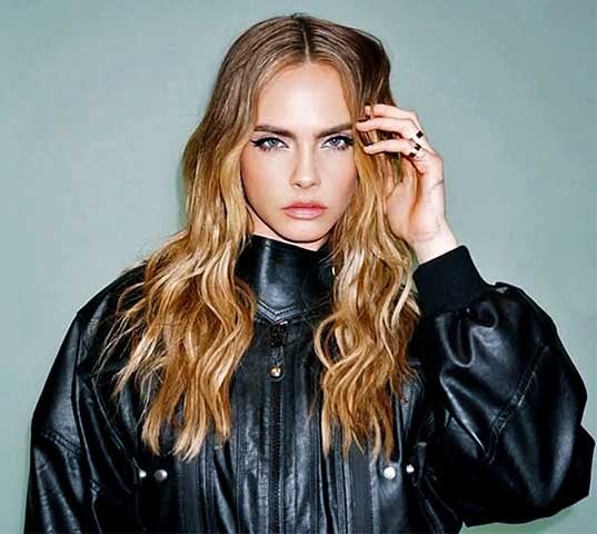 O cirurgião apontou o equilíbrio do queixo e a proporção dos olhos como destaques. Mais que uma modelo, Cara é atriz, ativista e símbolo de uma beleza ousada e fora dos padrões convencionais.