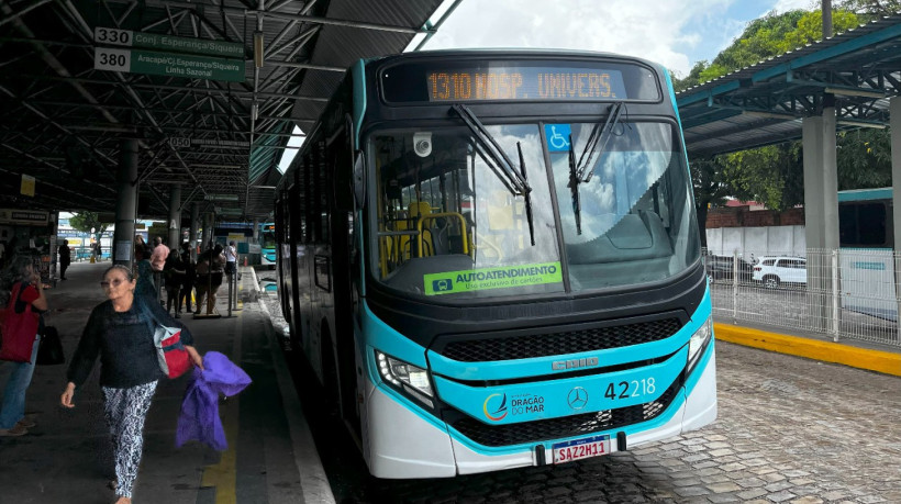 Suspensão de 25 linhas de ônibus em Fortaleza também afetou a linha 1310, que liga o Terminal do Siqueira ao Hospital Universitário do Ceará
