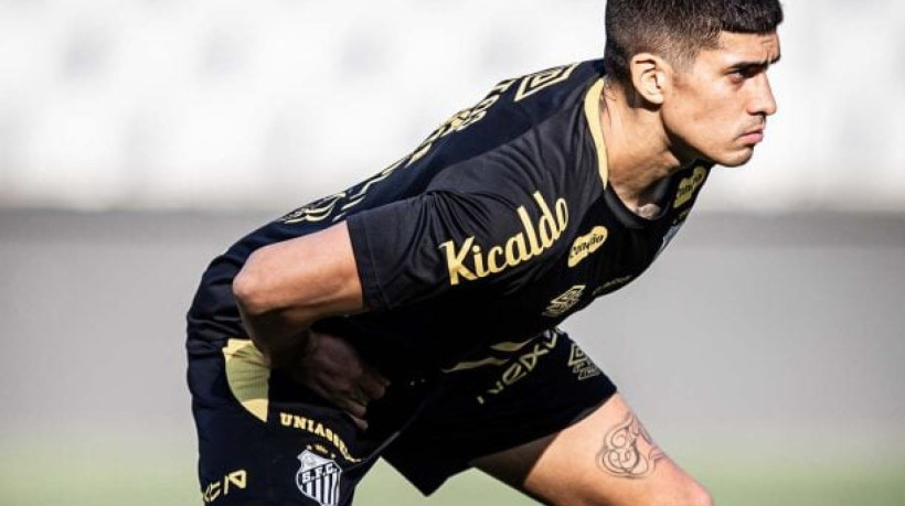 Zagueiro participa de parte da atividade com bola na Vila Belmiro, mas ainda é tratado como dúvida para o duelo de quarta-feira pelo Brasileirão