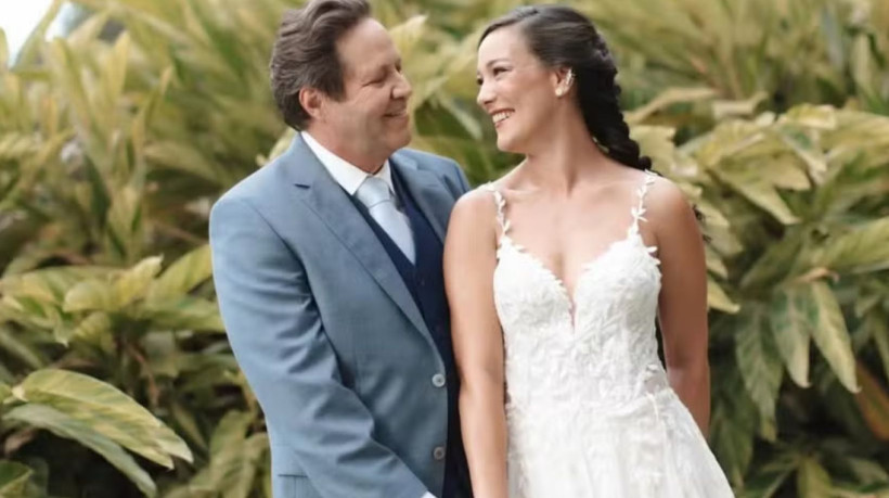 Casamento intimista da atriz com o diretor repercutiu nas redes e levantou debate sobre etarismo após comentários preconceituosos