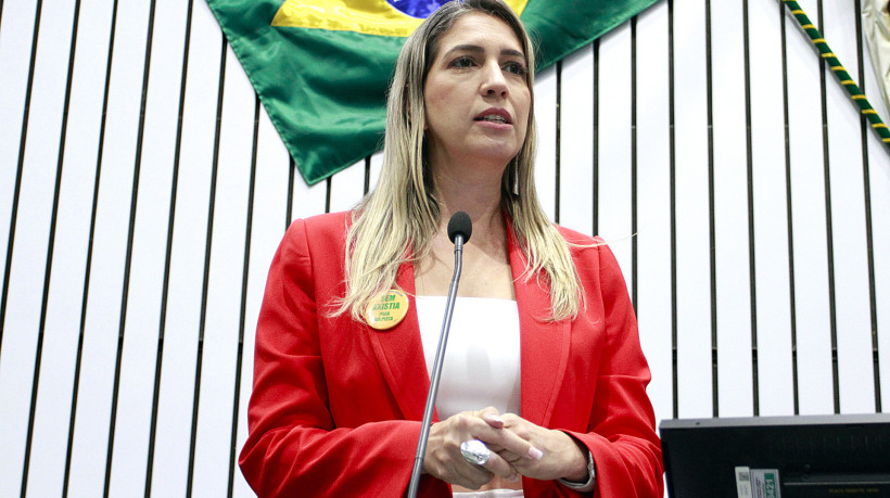A deputada estadual Larissa Gaspar (PT) acionou o Ministério Público do Ceará (MPCE) contra a suspensão das linhas de ônibus em Fortaleza, anunciada nesta segunda-feira, 29