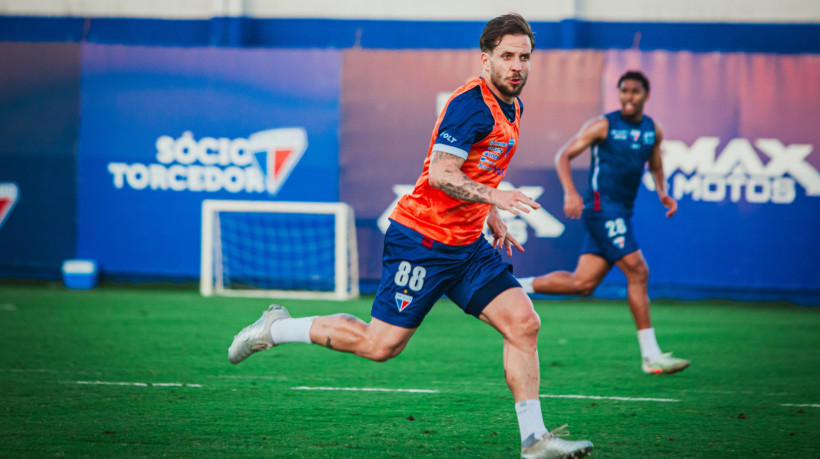 Volante Lucas Sasha em treino do Fortaleza no Centro de Excelência Alcides Santos