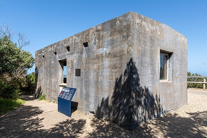 Alguns bunkers são construídos para servir como abrigos civis em casos de emergência, proporcionando proteção contra diferentes tipos de ameaças, como tornados, furacões ou ataques terroristas.