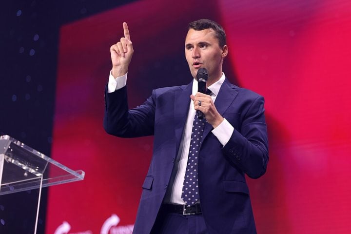 Kirk também questionava a existência de um racismo sistêmico, criticava a chamada “teoria crítica racial” e fez comentários polêmicos sobre a comunidade LGBTQ+ e a imigração.