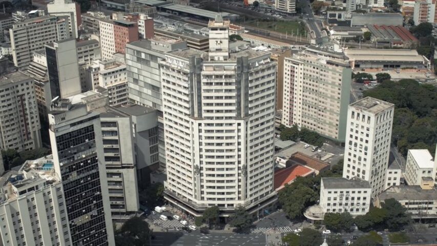 Um dos edifícios mais conhecidos da região central de Belo Horizonte (MG) esconde um espaço que guarda a memória da Segunda Guerra Mundial (1939 - 1945) e pode ser visitado pelo público.
