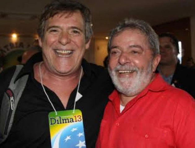 Fortemente ligado à política, desde 2013 Zé de Abreu é filiado ao Partido dos Trabalhadores (PT). 