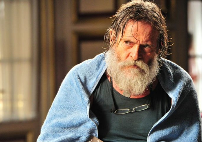 Em 2016, o ator cuspiu em um casal durante uma discussão em um restaurante em São Paulo, alegando ter sido ofendido por seu apoio ao PT. O episódio foi filmado e repercutiu na internet.