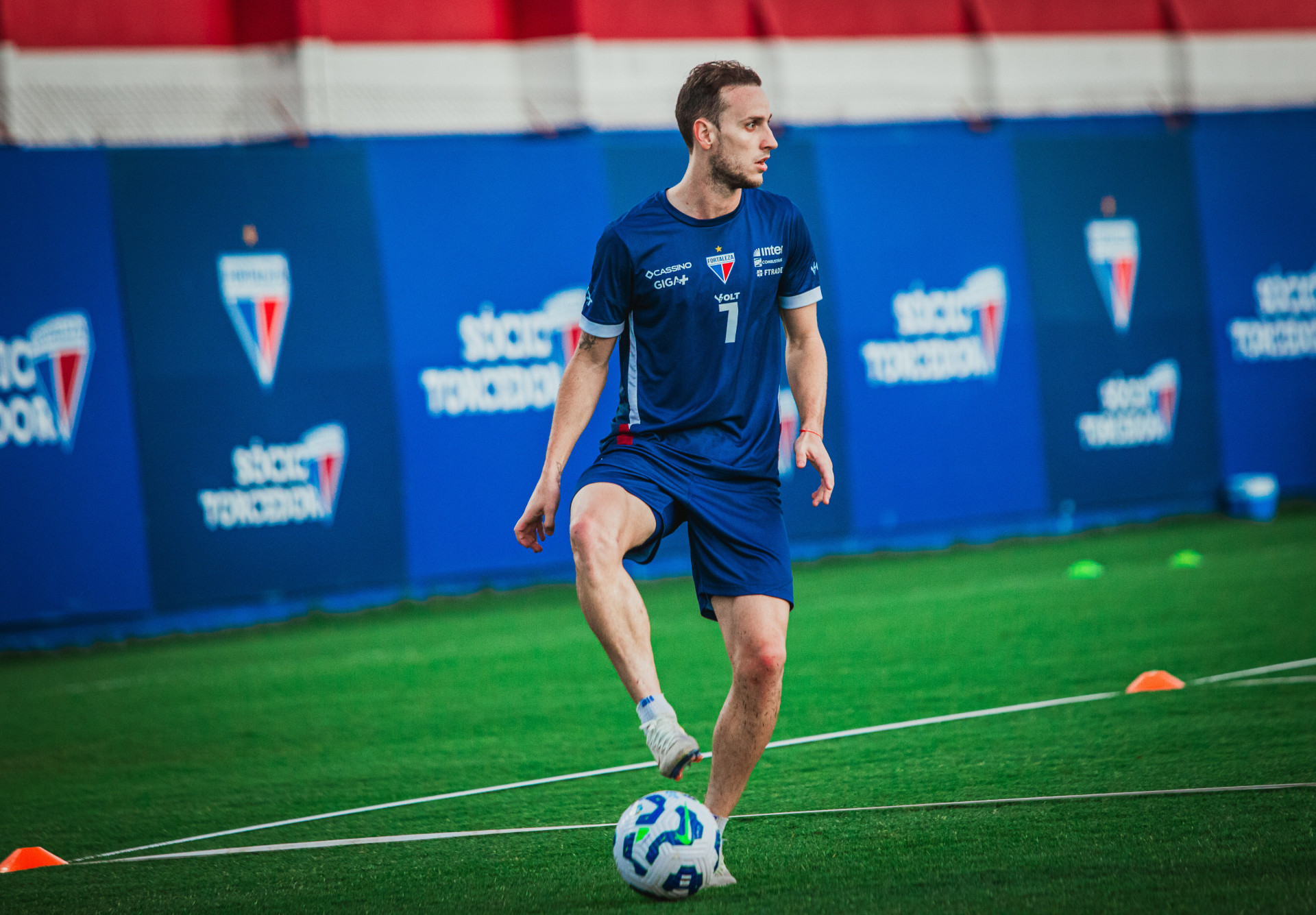 Meia Pochettino em treino do Fortaleza no Centro de Excelência Alcides Santos (Foto: Mateus Lotif/Fortaleza EC)