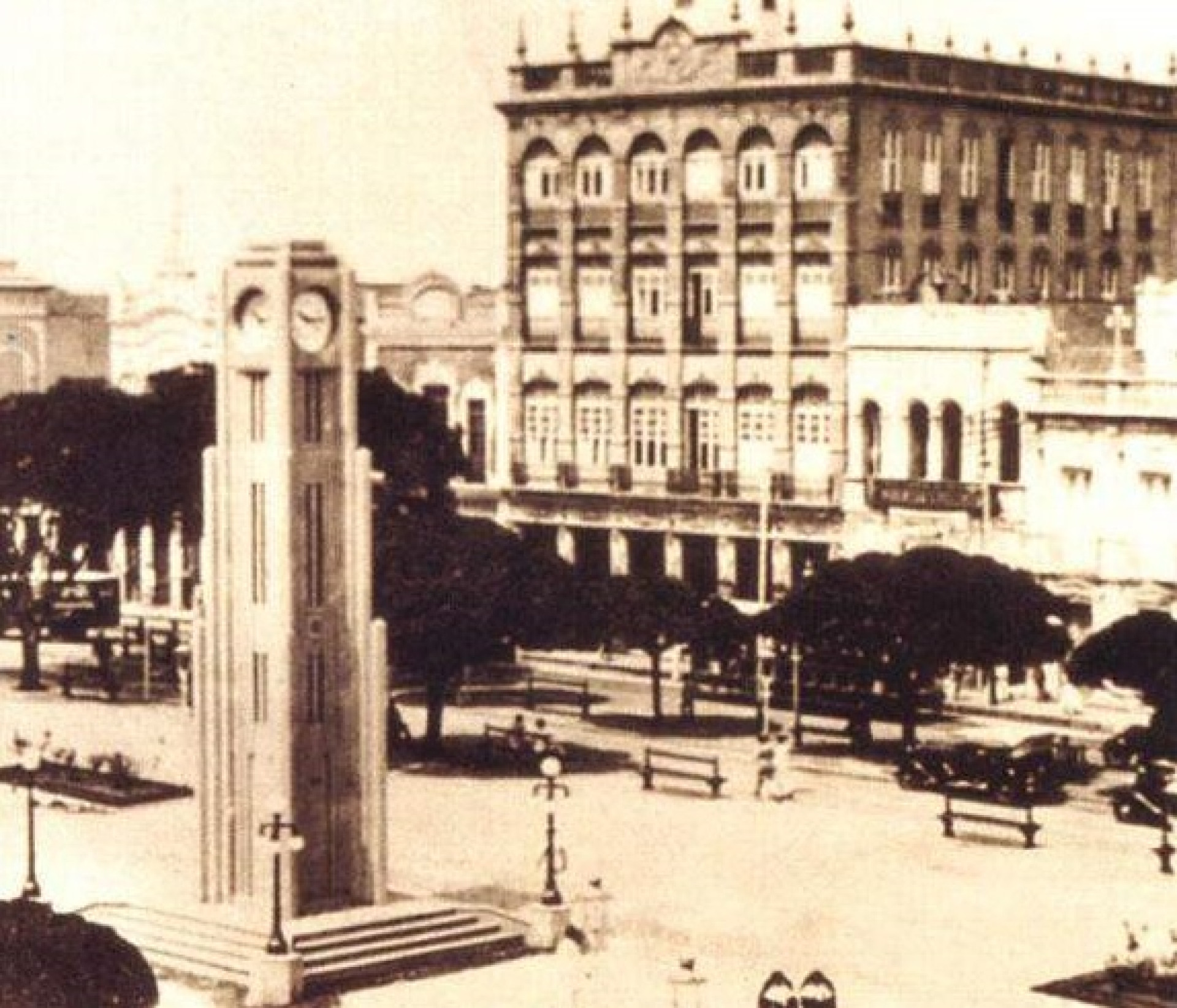 Praça do Ferreira no começo do século XX. A antiga Coluna da Hora