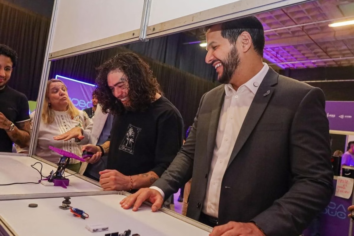 Segundo o Metrópoles, o acordo prevê fornecimento de kits de robótica e treinamento para escolas públicas da rede estadual. A secretaria teria favorecido indevidamente a empresa ao dispensar a licitação, apesar de reconhecer a existência de outros fornecedores capacitados.