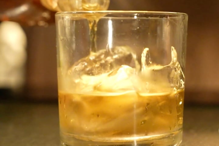 Ele ingeriu uísque adulterado com metanol comprado em uma adega na zona Sul da cidade.