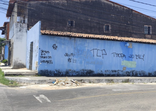 Foto de pichação em imóvel de Maracanaú, feita ainda em fevereiro de 2025, indica presença do TCP antes da aliança anunciada com a GDE, em meados de setembro 