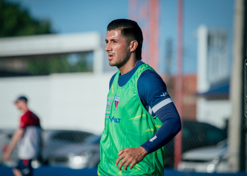 Yeison Guzmán, meia do Fortaleza, durante treino na sede do clube