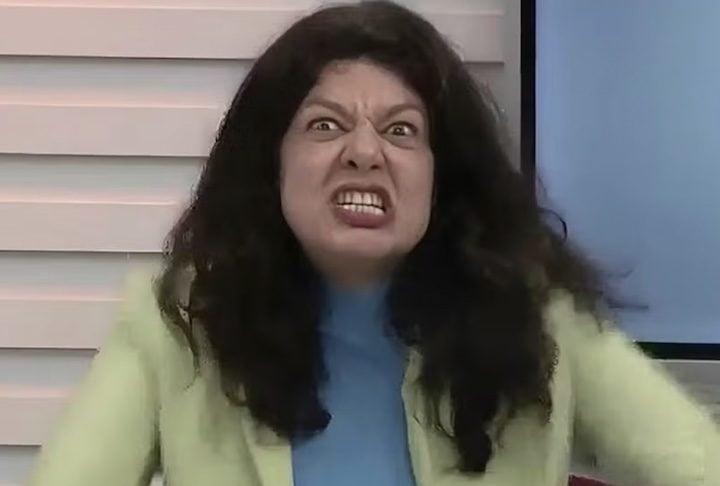 O vídeo de uma atriz fazendo uma performance surpresa durante uma entrevista ganhou a internet nos últimos dias.