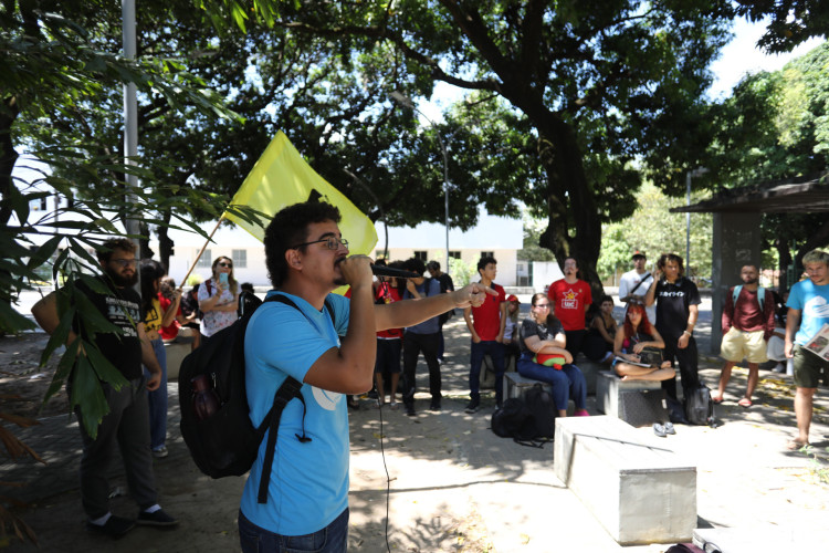 Estudantes do Campus do Pici da UFC manifestam contra suspensões de linhas de ônibus em Fortaleza.
