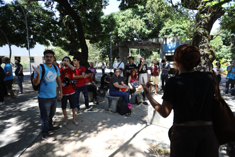 Estudantes do Campus do Pici da UFC manifestam contra suspensões de linhas de ônibus em Fortaleza.