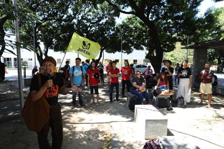 Estudantes do Campus do Pici da UFC manifestam contra suspensões de linhas de ônibus em Fortaleza.