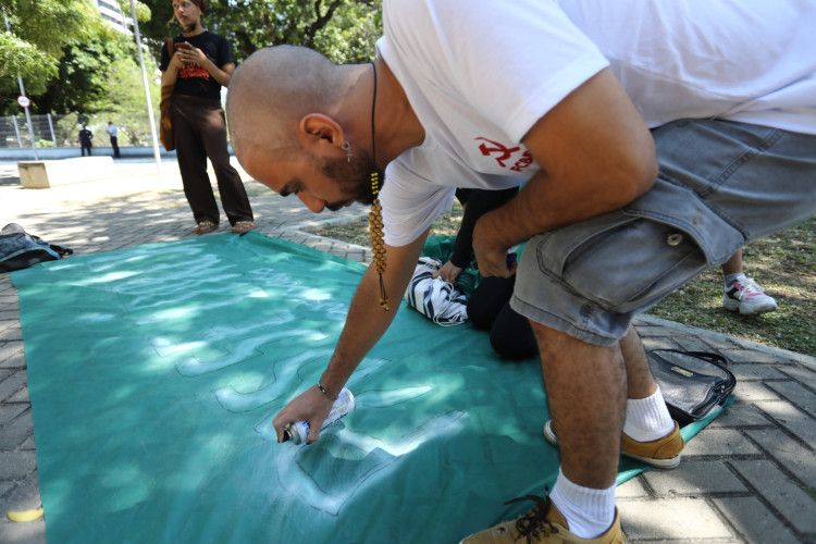 Estudantes do Campus do Pici da UFC manifestam contra suspensões de linhas de ônibus em Fortaleza.